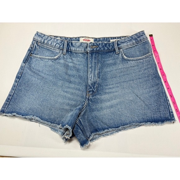 Wrangler Women's Mid Rise Vintage Denim Shorts Size 14 NWOT - Picture 2 of 13
